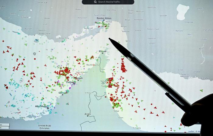 الحرس الثوري يعلن عن "مسارات بديلة" للملاحة في مضيق هرمز ويكشف السبب
