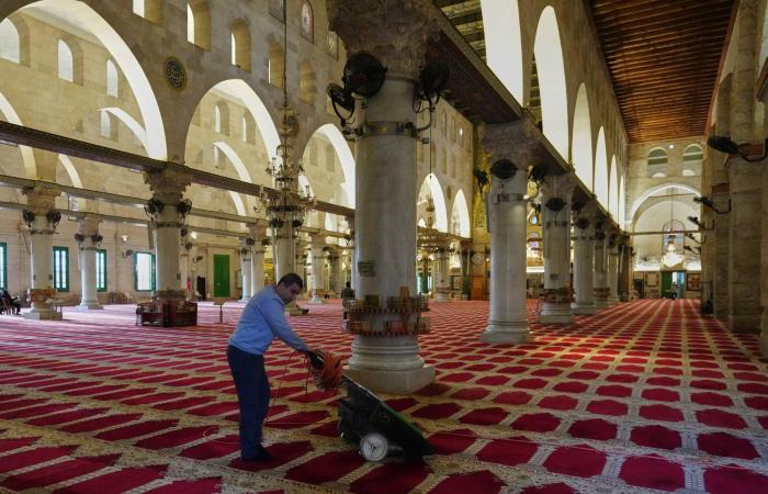 آلاف
      يؤدون
      الصلاة
      في
      المسجد
      الأقصى
      مع
      إعادة
      فتحه
      بعد
      40
      يوماً