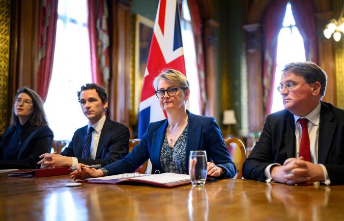 4
      مهاجرين
      قضوا
      غرقاً
      خلال
      محاولتهم
      عبور
      المانش
      من
      فرنسا
      إلى
      بريطانيا