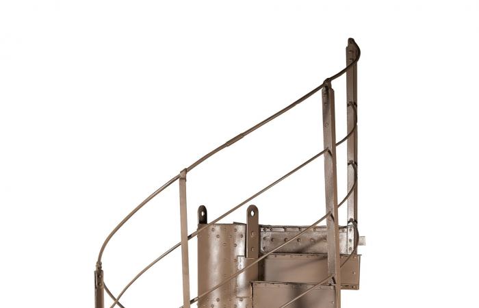 قطعة من برج إيفل في فرنسا معروضة للبيع الآن..كم يبلغ ثمنها؟