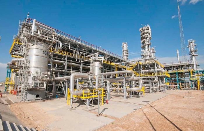 مصر
      تخفف
      إجراءات
      «الإغلاق
      المبكر»
      حتى
      نهاية
      أبريل