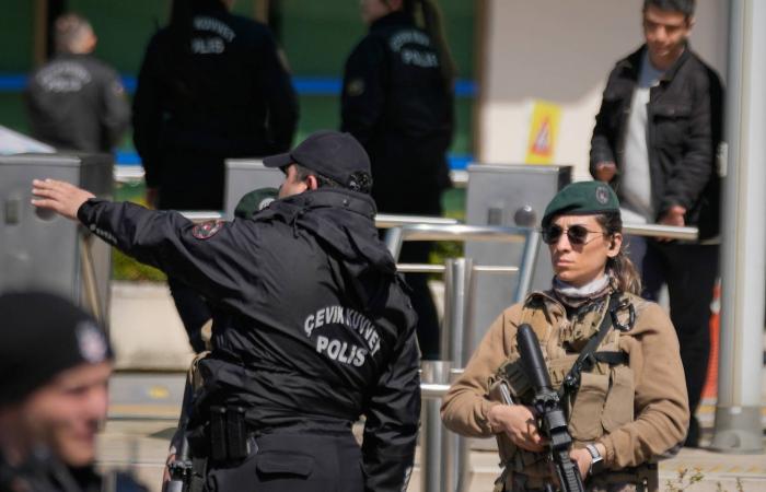 تركيا:
      14
      موقوفاً
      في
      التحقيقات
      بهجوم
      قرب
      القنصلية
      الإسرائيلية