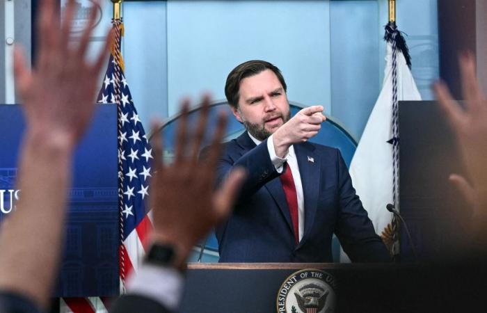 نائب الرئيس الأمريكي يغادر إلى باكستان لرئاسة الوفد المفاوض مع إيران