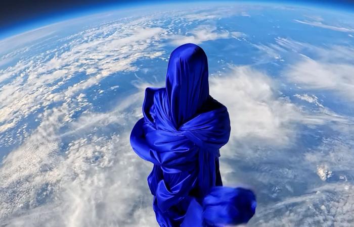 دمية على هيئة البشر تطفو في الفضاء.. ما قصتها؟