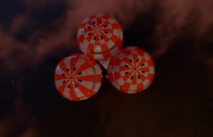 شاهد كيف تُبطئ كبسولات ناسا سرعتها للهبوط السلس في المحيط