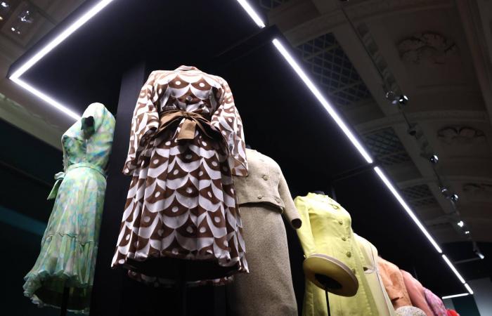 بالصور:
      بريطانيا
      تحتفي
      بالملكة
      إليزابيث
      الثانية
      أيقونةً
      للموضة
      بمعرض
      ضخم
      في
      الذكرى
      المئوية
      لميلادها