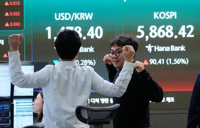 «الأرباح»
      تتغلب
      على
      «مخاوف
      إيران»
      وتدفع
      «نيكي»
      لأفضل
      أداء
      أسبوعي
      في
      20
      شهراً