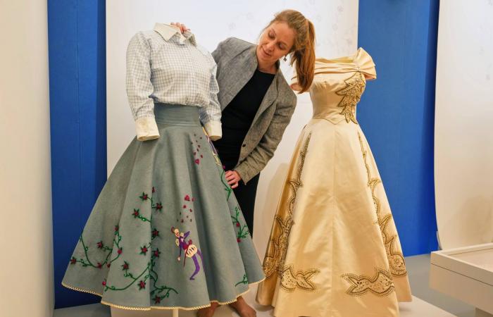 بالصور:
      بريطانيا
      تحتفي
      بالملكة
      إليزابيث
      الثانية
      أيقونةً
      للموضة
      بمعرض
      ضخم
      في
      الذكرى
      المئوية
      لميلادها