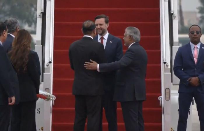 "القائد العسكري المفضل لترامب".. عاصم منير يستقبل فانس في باكستان