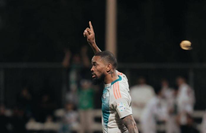 «الصافرة
      السعودية»
      بين
      الثقة
      «المونديالية»
      واتهامات
      الأندية
      المحلية