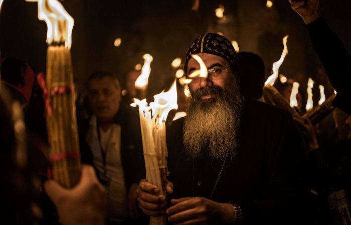 الفلسطينيون
      يحتفلون
      بـ«سبت
      النور»
      متحدِّين
      القيود
      والاعتداءات