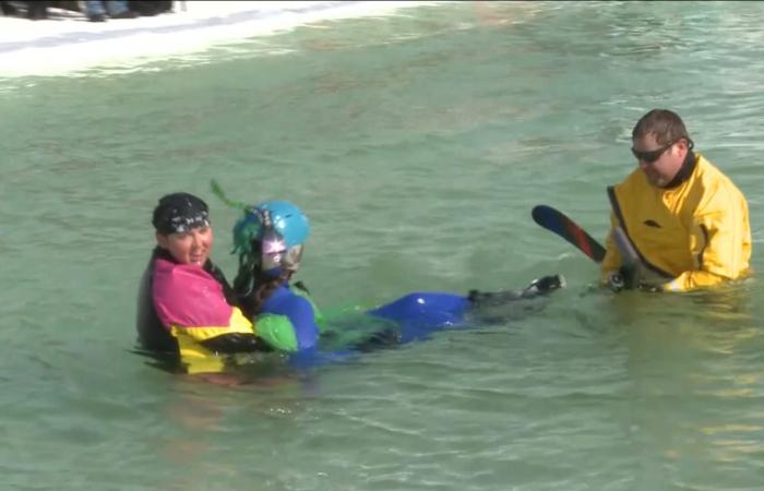 احتفالًا بعيد الفصح.. متزلجون بزيّ الأرانب يقفزون في بركة جليدية