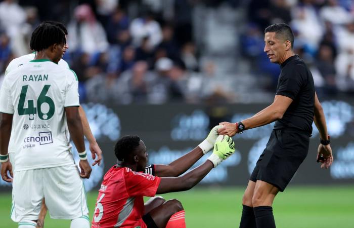 «الصافرة
      السعودية»
      بين
      الثقة
      «المونديالية»
      واتهامات
      الأندية
      المحلية