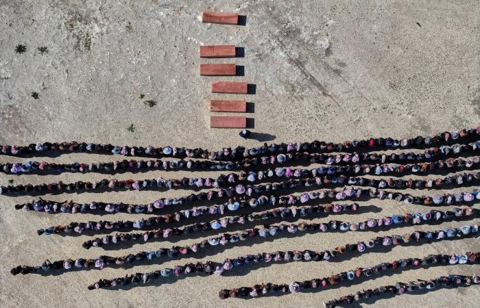 سوري
      يفقد
      زوجته
      و4
      من
      أطفاله
      في
      الغارات
      الإسرائيلية
      على
      بيروت