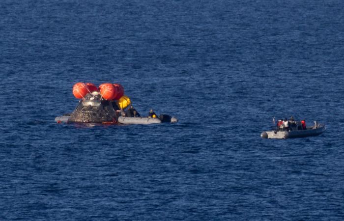 بعد رحلة تاريخية حول القمر.. هبوط طاقم "أرتميس 2" في البحر قبالة سواحل كاليفورنيا