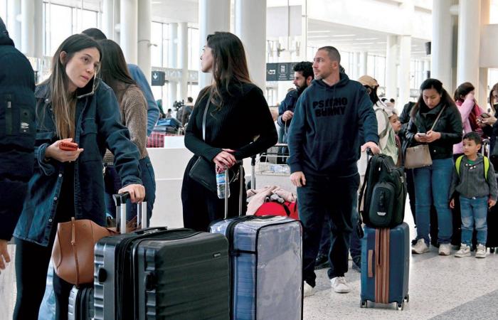 في
      مطار
      بيروت
      الطائرات
      تقلع
      وتهبط
      رغم
      الغارات
      الإسرائيلية