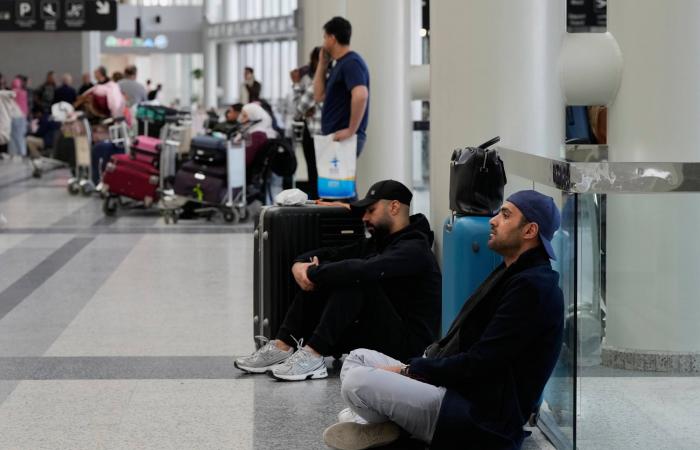 في
      مطار
      بيروت
      الطائرات
      تقلع
      وتهبط
      رغم
      الغارات
      الإسرائيلية