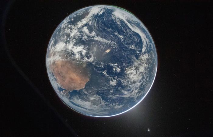 بعد رحلة تاريخية حول القمر.. هبوط طاقم "أرتميس 2" في البحر قبالة سواحل كاليفورنيا