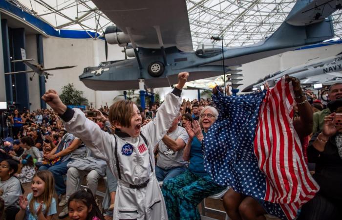 بعد رحلة تاريخية حول القمر.. هبوط طاقم "أرتميس 2" في البحر قبالة سواحل كاليفورنيا