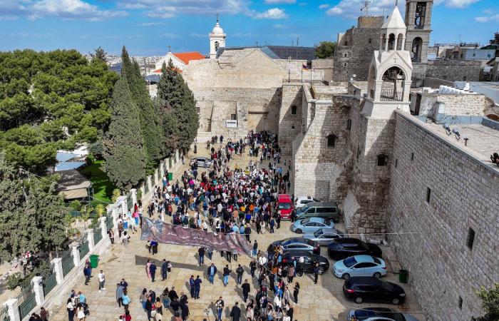 الفلسطينيون
      يحتفلون
      بـ«سبت
      النور»
      متحدِّين
      القيود
      والاعتداءات
