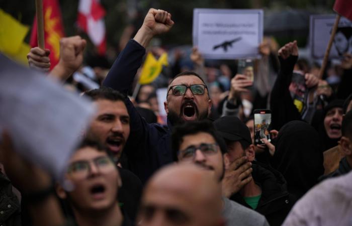 الجيش
      اللبناني
      ينبّه
      مناصري
      «حزب
      الله»
      إلى
      «المس
      بالسلم
      الأهلي»
      بعد
      تحركات
      مناهضة
      للحكومة