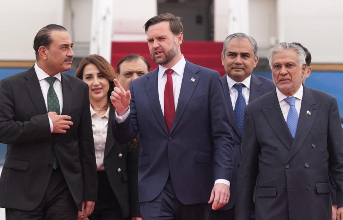 مصدر باكستاني يعلق على وساطة بلاده "المحمومة" بمفاوضات إيران وأمريكا