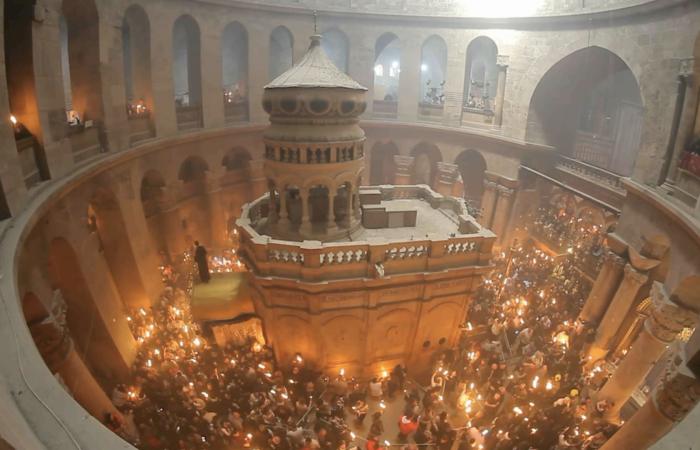 "النار المقدسة" تشتعل في القدس قبل يوم من احتفال المسيحيين الأرثوذكس بعيد الفصح