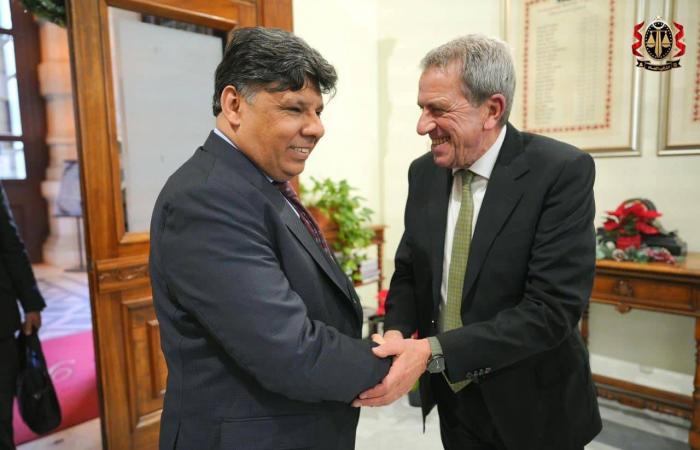 سجين
      ليبي
      في
      إيطاليا
      «يخيط
      فمه»
      ويحرِّك
      قضية
      «محتجَزي
      كرة
      قدم»