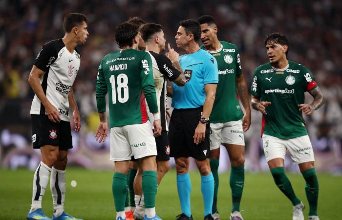 الدوري
      البرازيلي:
      مشاجرة
      بين
      لاعبي
      بالميراس
      وكورنثيانز...
      وبيدرو
      الهداف
      التاريخي