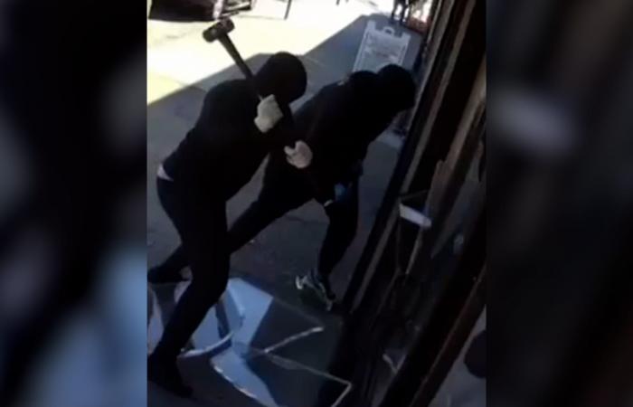بمطارق ثقيلة.. عملية سطو جريئة على متجر للمجوهرات بأمريكا في وضح النهار