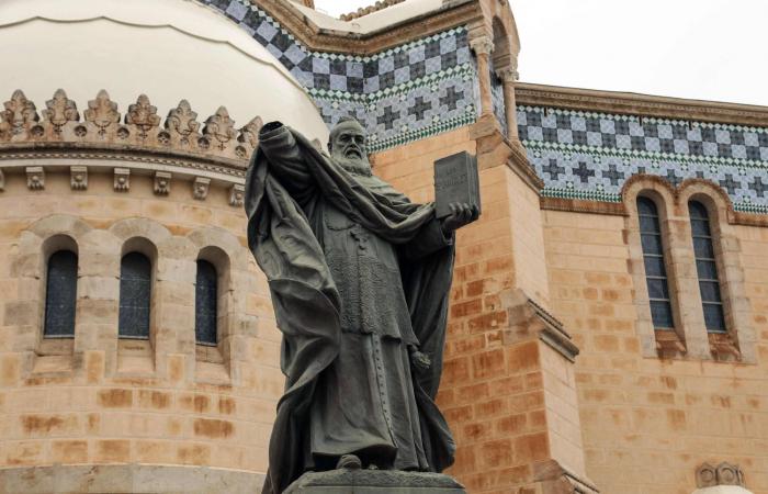 رئيس
      الجزائر:
      أدعو
      مع
      البابا
      ليو
      بالأمن
      والأمان
      لمنطقة
      الخليج
      ولبنان