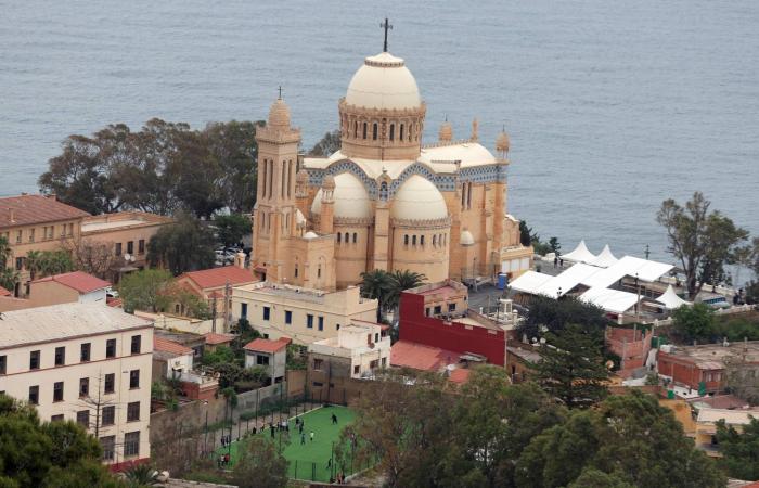 البابا
      ليو
      يبدأ
      زيارة
      تاريخية
      للجزائر
      في
      مستهل
      جولة
      أفريقية