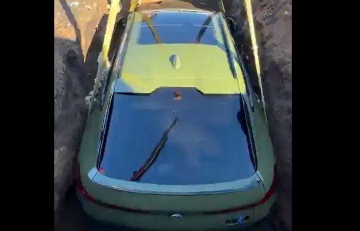 بالفيديو| صانع محتوى روسي يدفن سيارة (BMW) بـ 143 ألف دولار .. إليك السبب