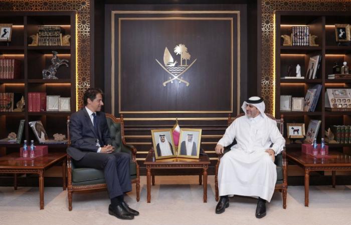 محافظ مصرف قطر المركزي يجتمع مع السفير الإيطالي