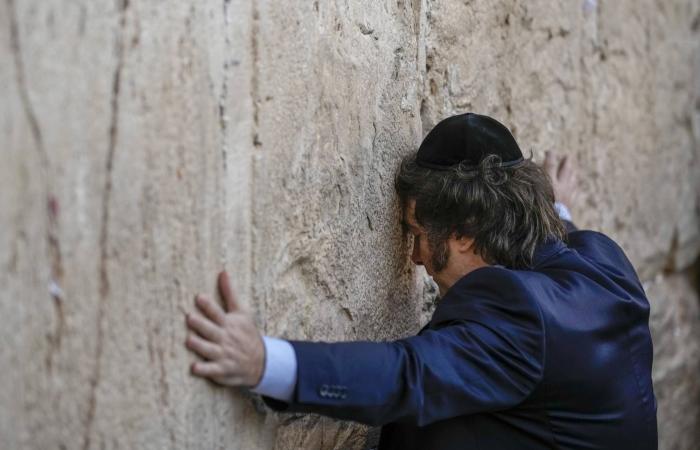 جولة
      تفاوض
      تلوح
      من
      «حصار
      هرمز»