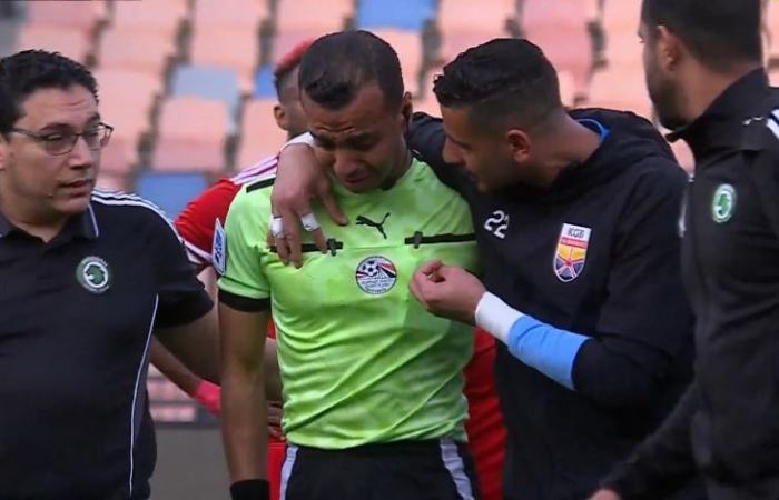 بالفيديو.. حكم يغادر الملعب باكيا في الدوري المصري 