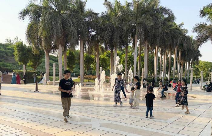 ضفاف
      النيل
      والشواطئ
      تجتذب
      آلاف
      المصريين
      في
      «شم
      النسيم»