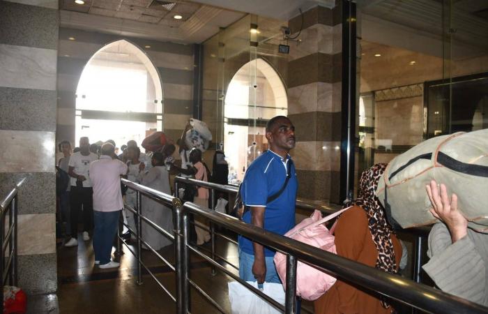 مصر:
      ترحيل
      الوافدين
      المخالفين
      يُربك
      أسراً
      رتبت
      أوضاعها