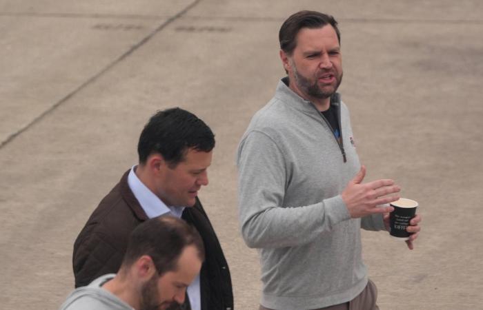 الجيش
      الأميركي:
      لم
      تتجاوز
      أي
      سفينة
      حصار
      الموانىء
      الإيرانية
      خلال
      24
      ساعة
      من
      المهمة