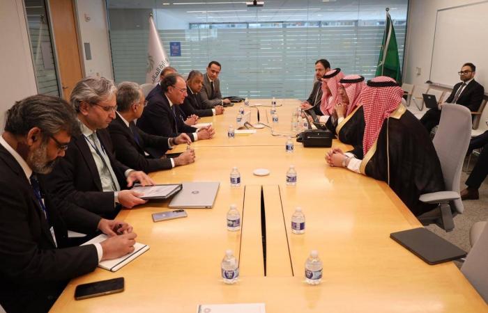 السعودية
      تضخ
      3
      مليارات
      دولار
      دعماً
      لباكستان
      وتجدد
      وديعة
      الـ5
      مليارات