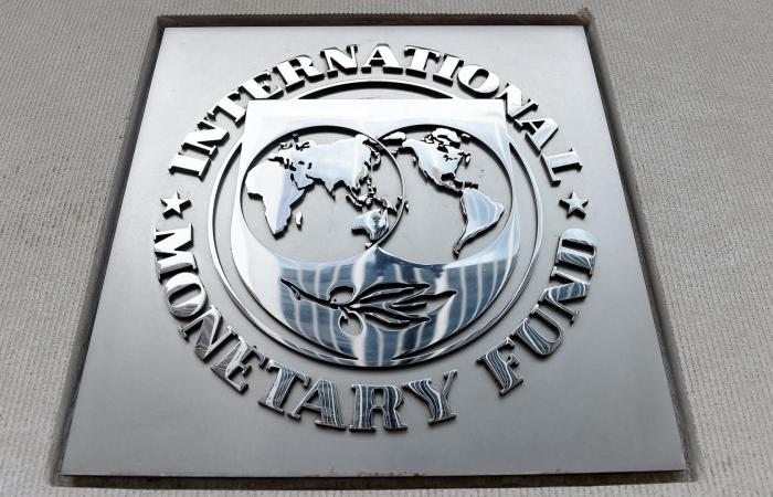 مصر: صندوق النقد يخفض توقعات نمو الاقتصاد إلى 4.2%.. ما تعليق الخبراء؟