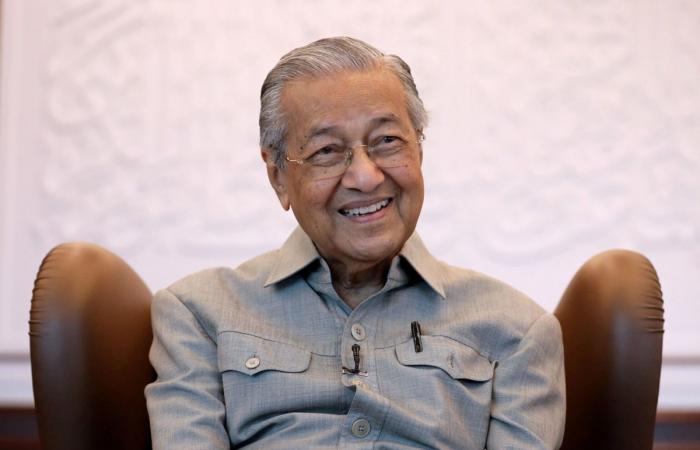 حادث سقوط يُقعد مهاتير محمد ويفقده السيطرة على ساقه