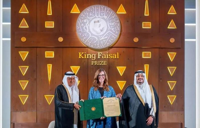 نائب
      أمير الرياض
      يُتوِّج الفائزين
      بـ«جائزة
      الملك
      فيصل
      2026»