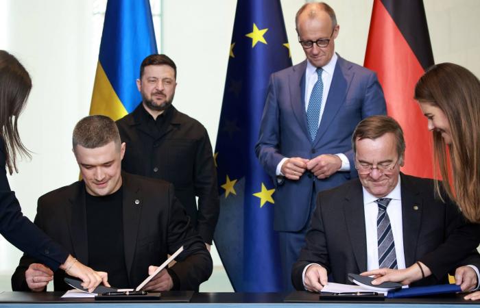 ستارمر:
      لن
      «أرضخ»
      لضغوط
      ترمب
      للانضمام
      إلى
      حرب
      إيران