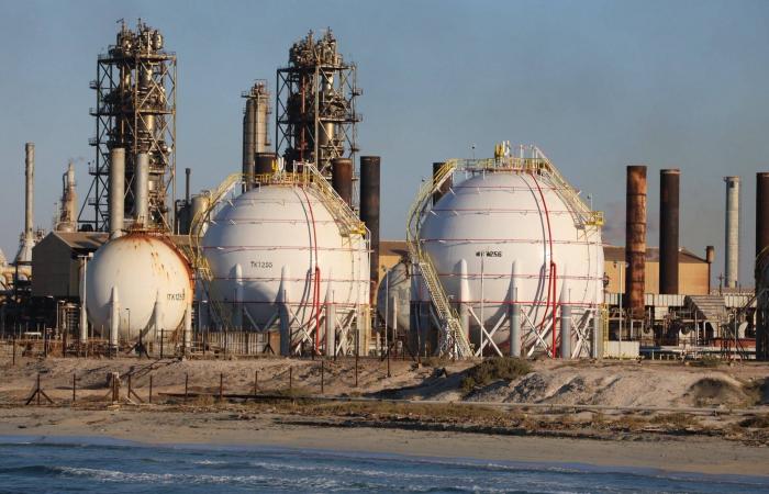 شكوك
      وتساؤلات
      حول
      جدوى
      القيود
      الأممية
      على
      تهريب
      النفط
      الليبي