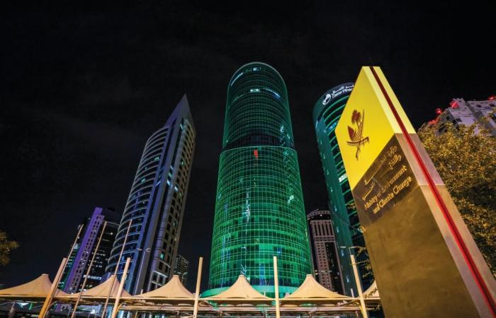 مؤسسات الدولة تضيء مبانيها بالأخضر احتفالاً بيوم الأسرة