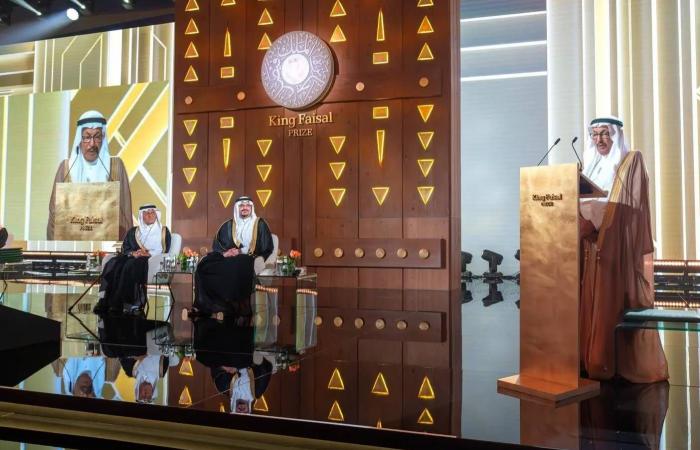 نائب
      أمير الرياض
      يُتوِّج الفائزين
      بـ«جائزة
      الملك
      فيصل
      2026»