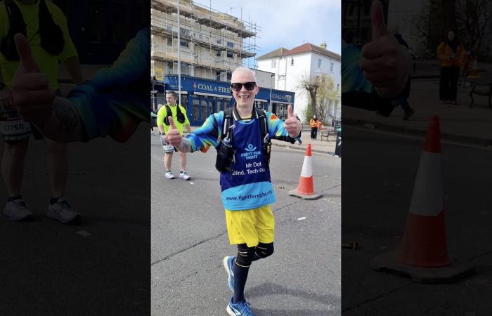 إنجاز عالمي "غير رسمي".. كفيف يُكمل ماراثونًا بتقنية الذكاء الاصطناعي