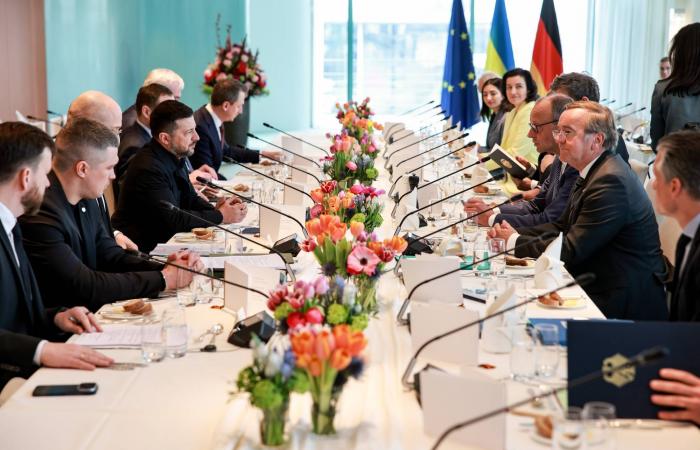 بريطانيا
      تتحسب
      لنقص
      في
      المواد
      الغذائية
      في
      حال
      استمر
      إغلاق
      مضيق
      هرمز