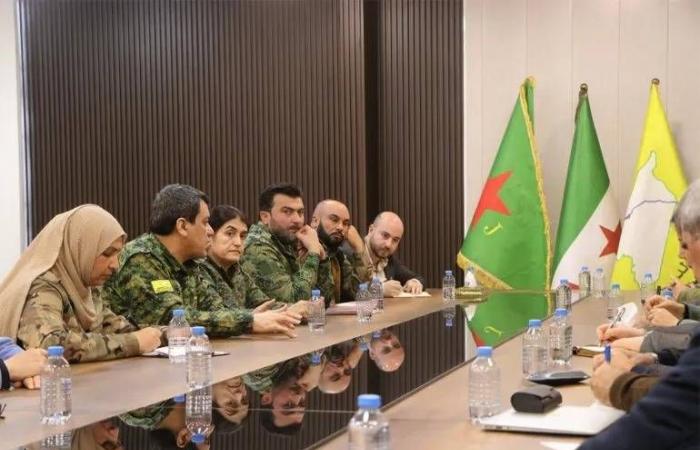 الرئيس
      السوري
      يبحث
      مع
      عبدي
      وأحمد
      استكمال
      عملية
      الدمج
      وإعلان
      حل
      «قسد»